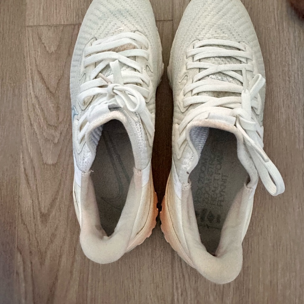 Cream golf shoes